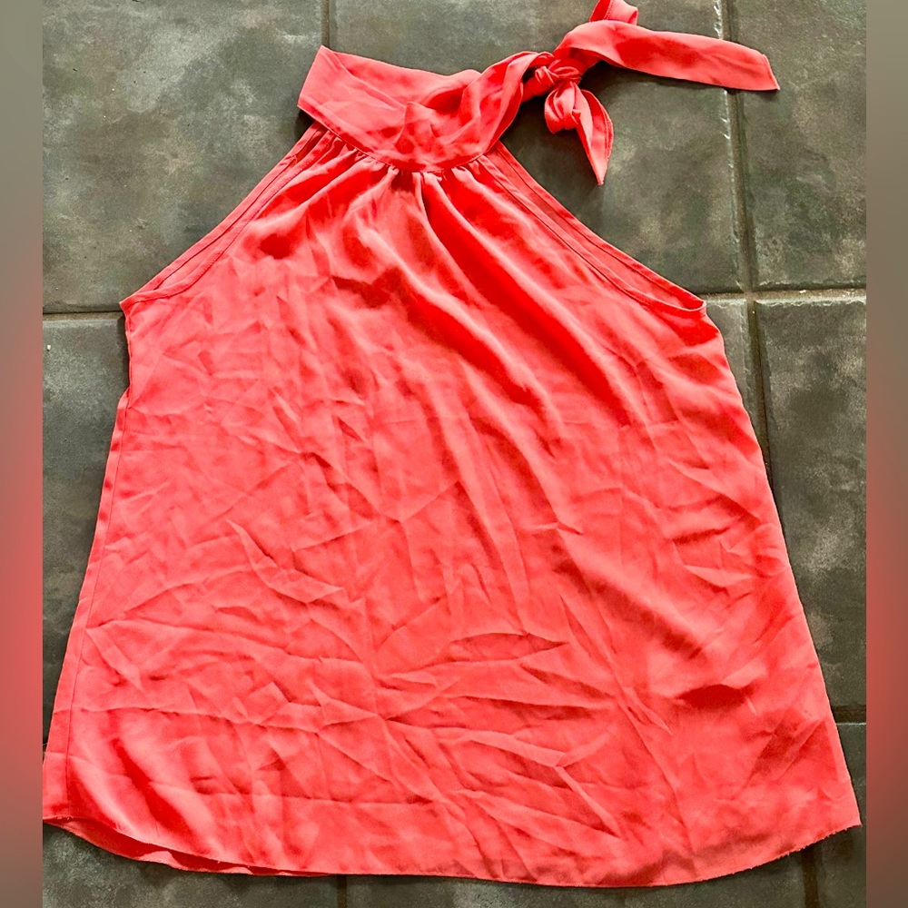 Sleeveless blouse with a tie neck. Nice flowy